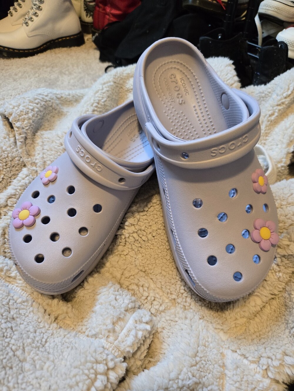 CROCS Classic Platform Clog in Light Purple with Pink Flower Jibbitz. Size 9